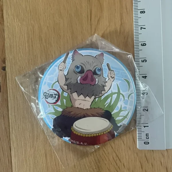Demon Slayer – Badge Inosuke Hashibira Ufotable Café Chinese Instruments 5 cm