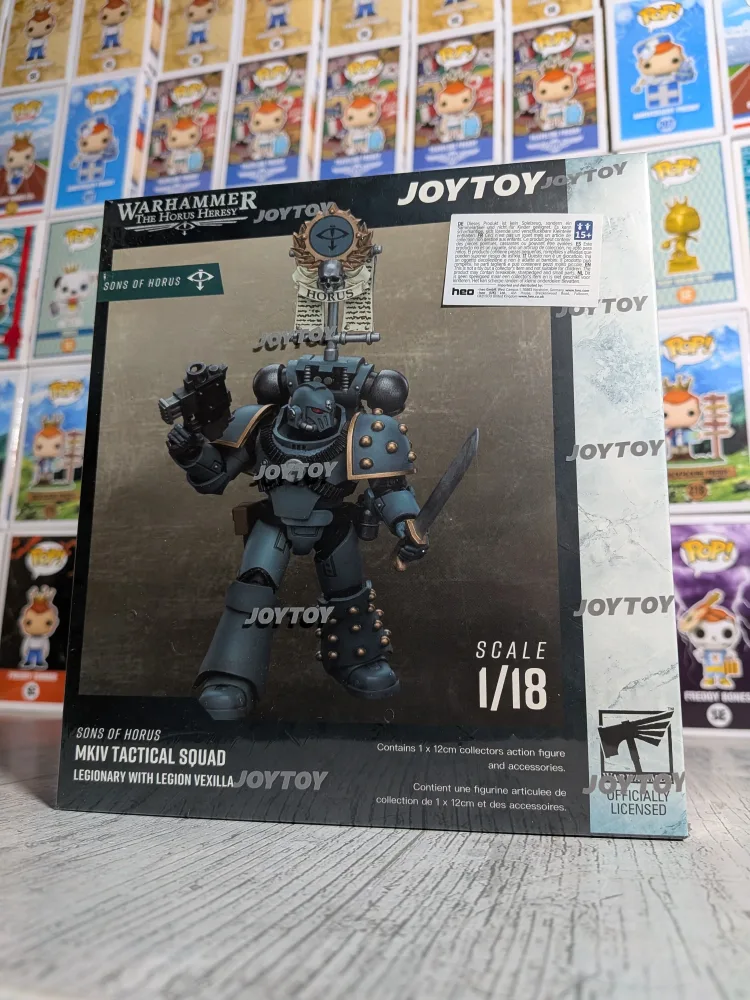 JoyToy Warhammer The Horus Heresy - Sons of Horus MKIV Tactical Squad Legionary with Legion Vexilla 1/18 (12cm)